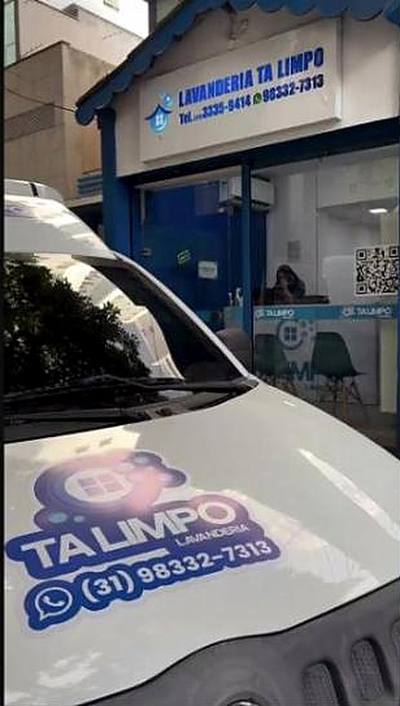 Fachada da Lavanderia Tá Limpo com carro de entrega